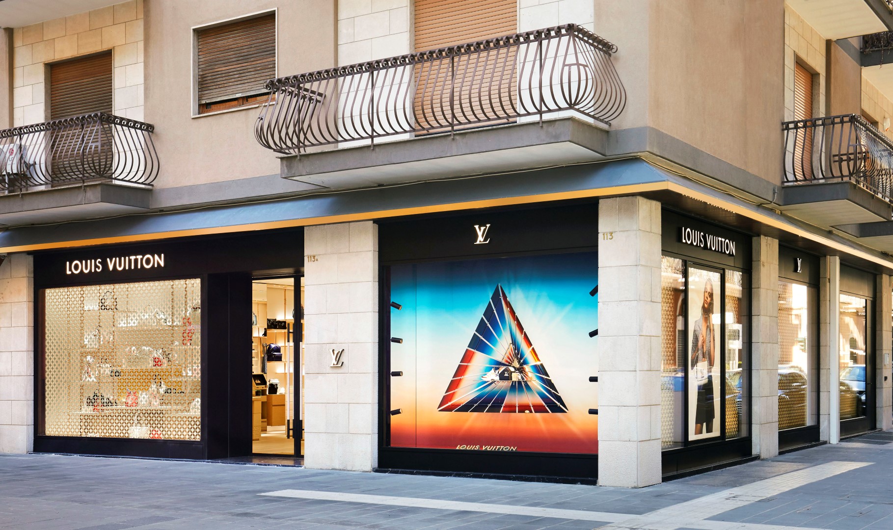 Louis vuitton coloured heart shape shop window display. Sloane Street,  Belgravia, London, England Stock Photo - Alamy