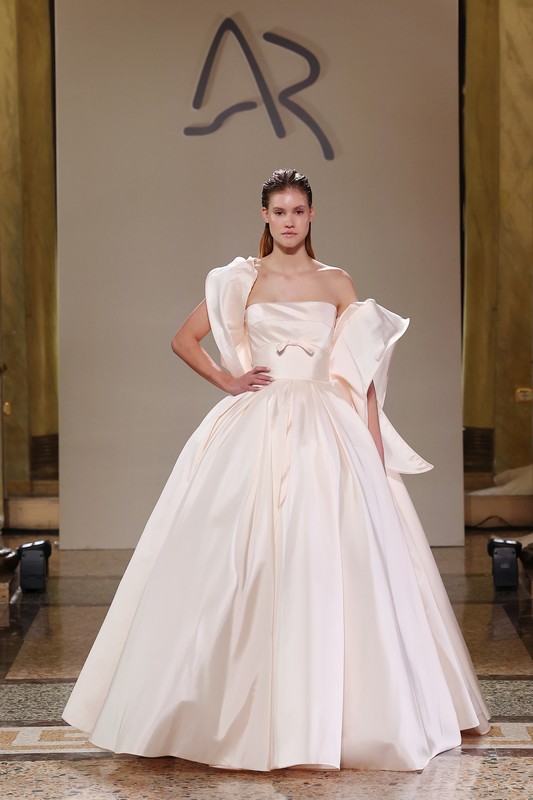 Abiti da sposa Antonio Riva Milano 2024