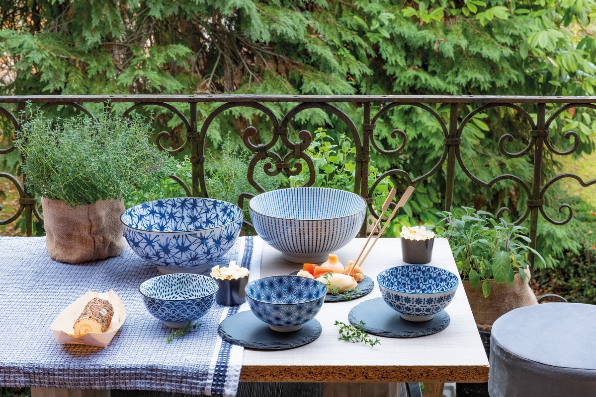 tavola estiva per aperitivi in giardino e terrazzo