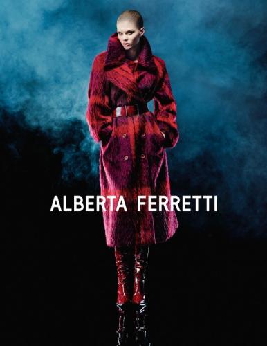 Alberta Ferretti campagna autunno inverno 2023