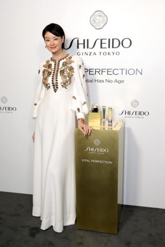 Anne Hathaway Shiseido