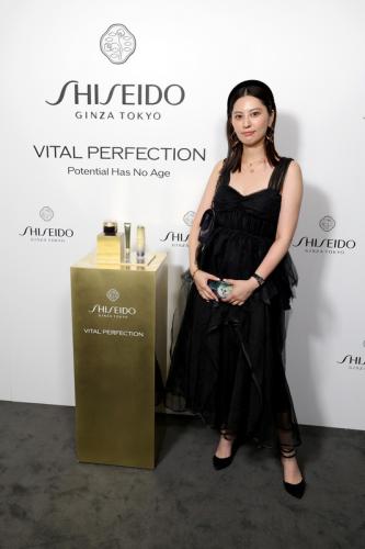 Anne Hathaway Shiseido