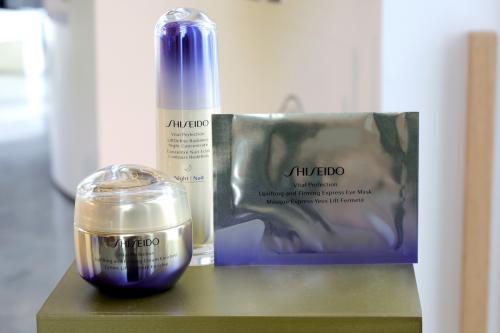 Anne Hathaway Shiseido