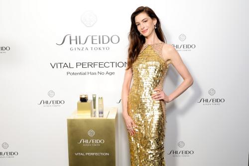 Anne Hathaway Shiseido