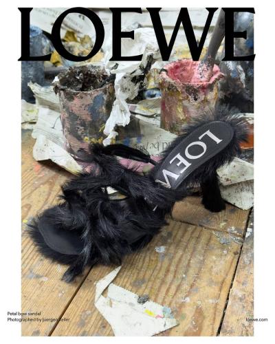 Loewe-pre-collezione-primavera-estate-2025-campagna-accessori-12